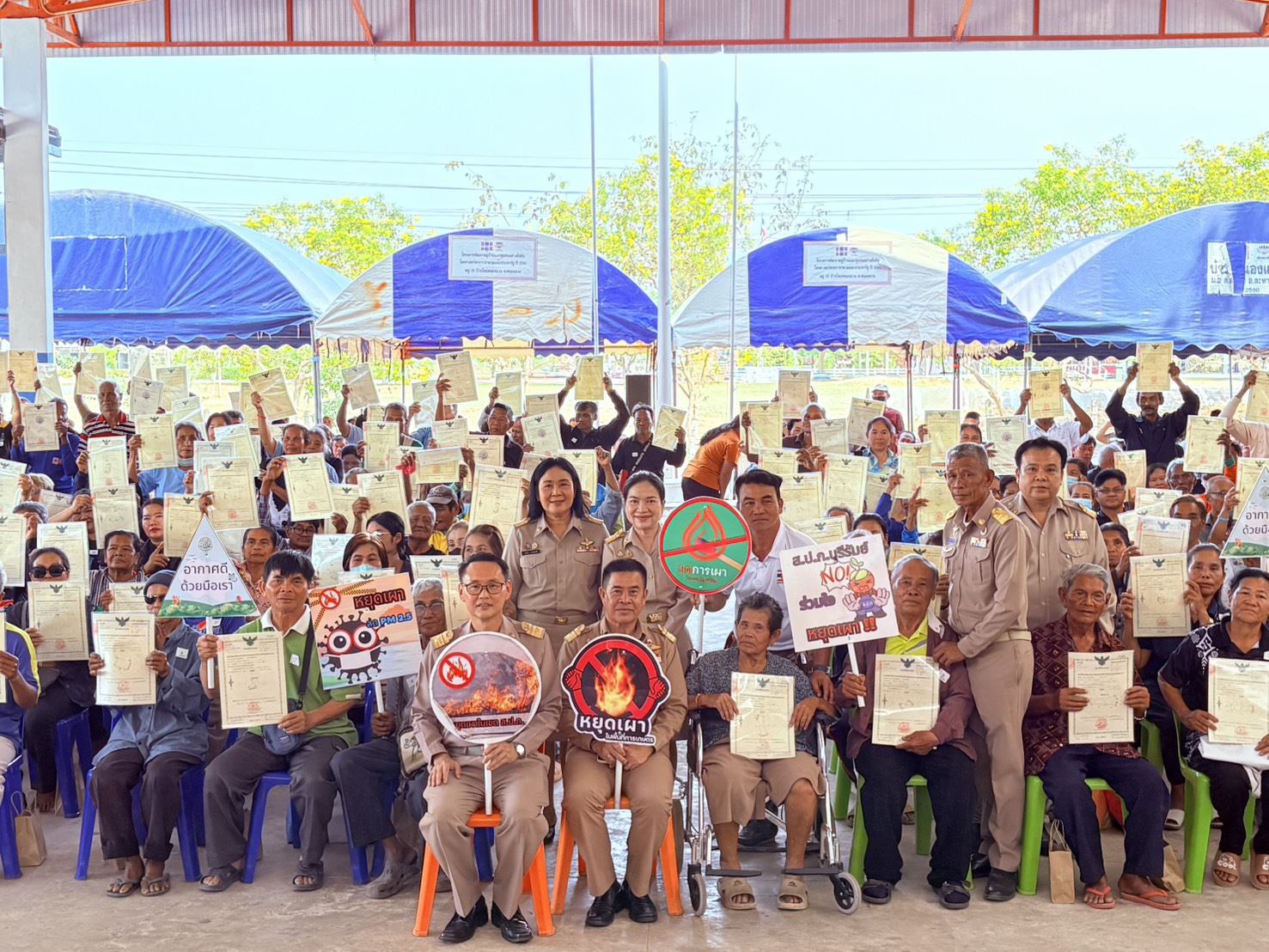 title - วันที่ 23 กุมภาพันธ์ 2569 นายประเสริฐ กาญจนเกียรติกุล ปฏิรูปที่ดินจังหวัดบุรีรัมย์ พร้อมเจ้าหน้าที่ ส.ป.ก.บุรีรัมย์ จัดโครงการอบรมก่อนมอบหนังสืออนุญาตให้เข้าทำประโยชน์ในเขตปฏิรูปที่ดิน (ส.ป.ก. 4-01) โดยมีนายคำเคลื่อน พณะชัย รองผู้ว่าราชการจังหวัดบุรีรัมย์ เป็นประธานในการมอบ ส.ป.ก. 4-01, โฉนดเพื่อการเกษตร แก่เกษตรกรที่เข้าร่วมโครงการ และร่วมรณรงค์ลดการเผาในเขตปฏิรูปที่ดิน